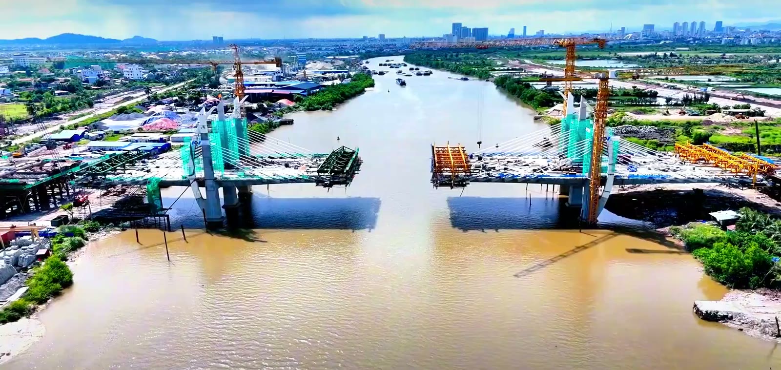 Cầu Hải Thành vượt sông Lạch Tray với hai trụ tháp và khoảng trống chưa hợp long ở giữa