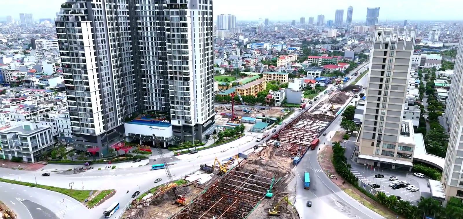 Công trường hầm chui Bùi Viện giữa mùa mưa