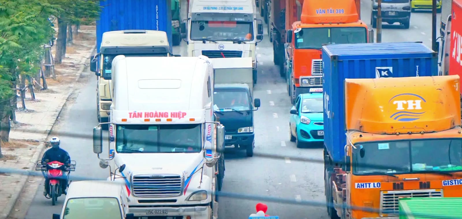 Xe container nối đuôi nhau trên đường Nguyễn Văn Linh, Hải Phòng