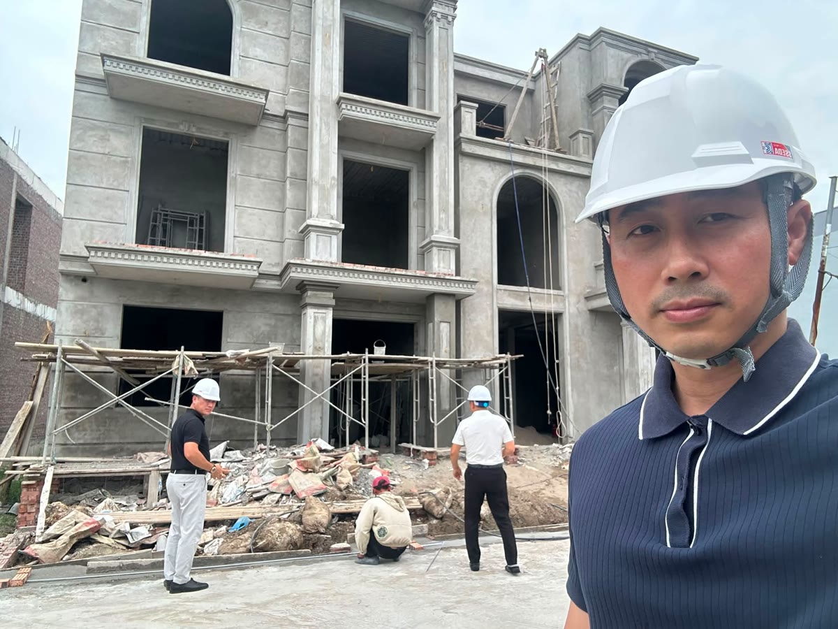 Đăng Dương đội mũ bảo hộ tại công trình xây dựng