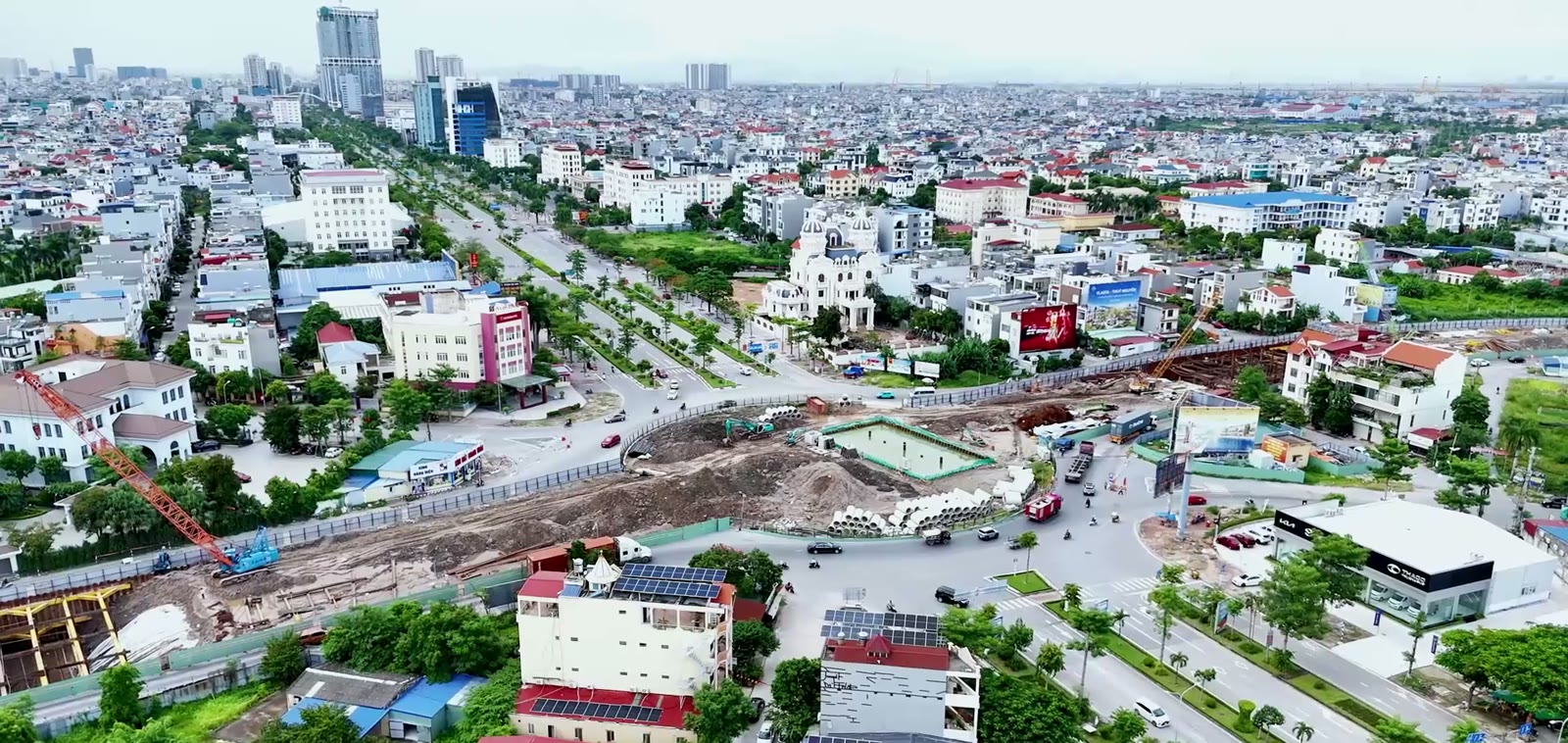 Đường Lê Hồng Phong Hải Phòng nhìn từ trên cao về phía trung tâm thành phố, rãnh thi công hầm chui chạy dọc giữa tuyến