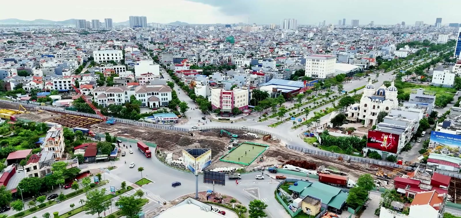 Công trường hầm chui Bùi Viện Lê Hồng Phong nhìn từ trên cao, trục đường chạy xuyên khu dân cư dày đặc của nội thành Hải Phòng, giàn thép thi công nằm bên trái khung hình