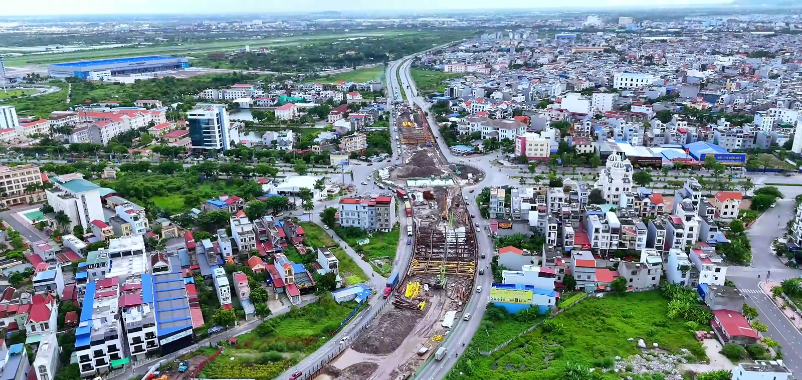 Trục đường Bùi Viện đang thi công nhìn về phía sân bay Cát Bi Hải Phòng, nhà ga và đường băng nằm phía xa bên trái khung hình