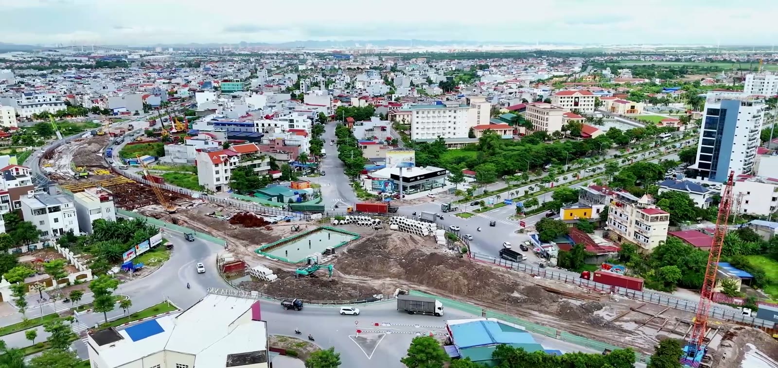 Trục đường Bùi Viện đang thi công hầm chui nhìn về phía khu cảng Hải Phòng, đốt cống bê tông và máy xúc nằm trong lòng công trường, nhà dân bám kín hai bên tuyến