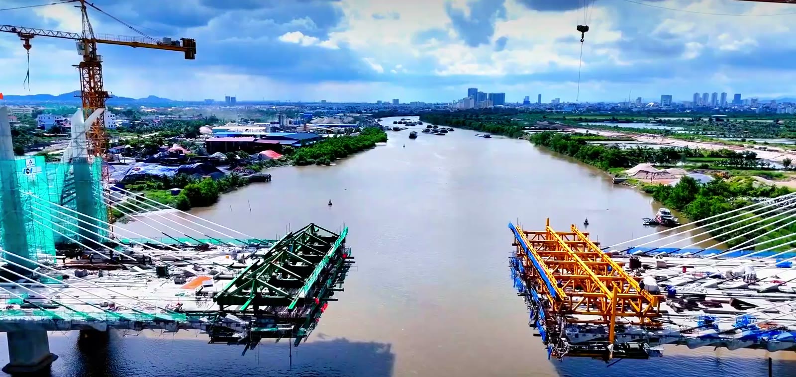 Xe đúc hẫng trên trụ tháp cầu Hải Thành giữa sông Lạch Tray